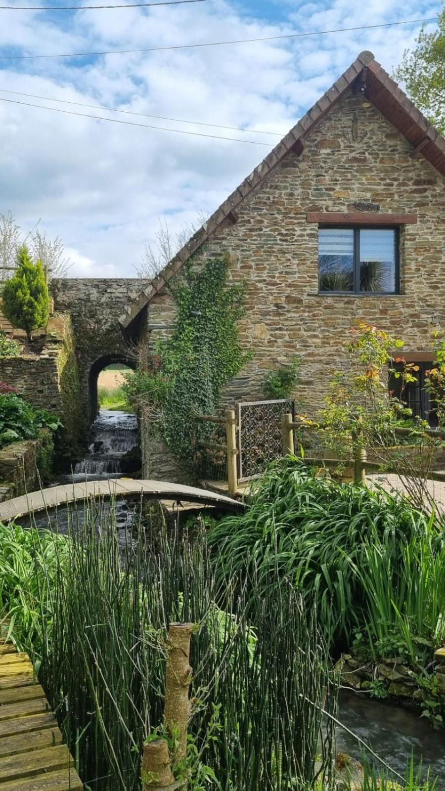 Ancien Moulin Pres D'un Ruisseau